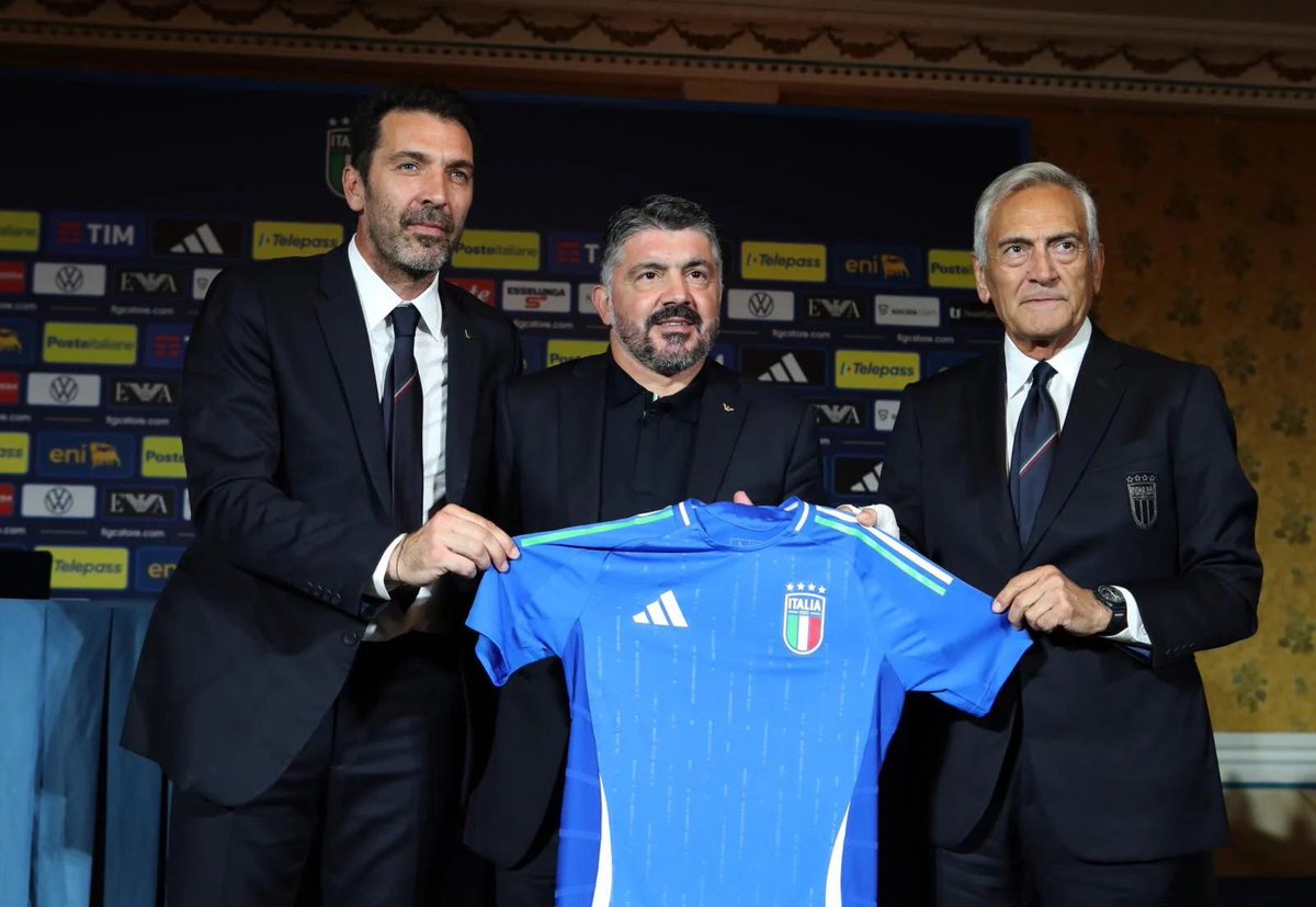 ZZiliani's tweet photo. Gravina che si affida a Buffon che sceglie Gattuso c.t.: manco all'Asilo Mariuccia. Era un Titanic annunciato e che saremmo colati a picco era palese: e adesso, naturalmente, confermiamoli tutti
Spiace per Gattuso che da tecnico limitato qual è (e quale tutti sapevano essere) ha fatto il suo, cioè poco: ma che la juventinizzazione della nazionale voluta da Gravina con la promozione di Buffon, esperienza dirigenziale zero, ad art director avrebbe provocato la catastrofe che puntualmente è avvenuta era sotto gli occhi di tutti. Un baraccone sempre più ridicolo di cui però scrivevo solo io

L’Italia fuori per la terza volta dal Mondiale? E dov’è la sorpresa? Per quanto mi riguarda, dello sfacelo cui stavamo andando incontro dal giorno in cui l’indegno presidente federale Gravina decise di mettere la nazionale nelle mani dell’art director Gigi Buffon (avete letto bene: Gigi Buffon, non esattamente un Einstein e una nullità assoluta come dirigente), il quale dopo aver precettato in fretta e furia un’altra eminenza grigia come Leonardo Bonucci (avete letto bene: Leonardo Bonucci, quello che per le sue mattane da giocatore finì sul trespolo in tribuna) si mise in testa l’idea meravigliosa di affidare la panchina azzurra a Rino Gattuso (avete letto bene: Rino Gattuso, ultimo domicilio conosciuto come allenatore: Hajduk Spalato), dello sfacelo cui stavamo andando incontro, anzi nel quale eravamo già precipitati senza che nessuno dicesse bah visto che tutti erano corsi a leccare il deretano all’art director e ai suoi compagni di merende, avevo scritto subito. Era il 10 settembre 2025, qualcosa come sette mesi fa. E oggi che la catastrofe è avvenuta, permettetemi di dirlo: nient’altro da aggiungere vostro onore.

Rischiamo ancora di guardarci il Mondiale in tv, ma volete mettere la soddisfazione di vedere l’Italia (pardon, l’Jtalia) con Buffon e Bonucci in tolda di comando a dare le dritte al c.t. Gattuso?

L’ultima baracconata di Gravina, la scelta di Buffon come maître à penser di Maison Italia e l’intensiva juventinizzazione dello staff, è solo l’ultimo scempio di un processo di distruzione da incubo

PAOLO ZILIANI

SET 10, 2025

Che Gigi Buffon abbia avuto doti di atleta, nella fattispecie di portiere, a dir poco uniche nessuno lo può discutere. Ma che nei suoi 47 anni di vita si sia distinto per una particolare intelligenza, adeguatezza e perspicacia dei comportamenti - parlo dell’uomo, non del calciatore -, solo un pazzo potrebbe sostenerlo. La condanna ricevuta per essersi iscritto all’Università dopo aver comprato un diploma di maturità falso basta e avanza per dirne l’assennatezza: ma la sua intera carriera, se giudicata sul versante umano e non professionale, è stata e continua ad essere un’autentica, sofferta, interminabile Via Crucis. Sono molti gli articoli che negli ultimi vent’anni mi sono trovato a scrivere sul suo conto: qui ve ne mostro uno datato 7 agosto 2023, scritto proprio nei giorni in cui il presidente FIGC Gravina si mise in testa l’idea meravigliosa di assumerlo come capo delegazione della nazionale, ruolo che Buffon svolse il tempo necessario per essere promosso da Gravina a suo consigliere particolare, in pratica il maître à penser di Casa Italia (è stato lui, per dirne una, a spingere perchè il nuovo c.t. azzurro in sostituzione di Spalletti fosse Gattuso, suo compagno di camera in nazionale ai tempi del Mondiale 2006, persona rispettabilissima ma allenatore, come dire, un po’ naif).

Portiere bravissimo, Buffon, per alcuni il più forte dell’intera storia del calcio italiano; e però converrete anche voi che un conto è usare le mani per parare, un conto è usare la testa per pensare e la bocca per parlare. Intellettualmente parlando di lui avevano una stima molto vicina allo zero persino Moggi e Giraudo, i due massimi dirigenti juventini che pure lo vollero fortemente alla Juventus acquistandolo 23enne dal Parma nell’estate del 2001 a cifre record. “Buffon? Un matto”, è il titolo di un altro articolo che scrissi per il Fatto Quotidiano l’8 luglio 2019 in cui davo conto del contenuto di intercettazioni rese pubbliche ai tempi di Calciopoli in cui i due dirigenti, a dir poco inviperiti col giocatore, parlavano delle uscite a capocchia e delle continue intemperanze verbali del loro portiere. Moggi: “Gli ho detto: guarda, ti hanno insegnato a farti i cazzi tuoi e a fare il mestiere tuo. Cerca di farlo”; Giraudo: “Questo deve cominciare a parare, che piglia dei gol del cazzo”; Moggi: “Questo ha parlato male anche dei palloni”.

Fare l’elenco delle uscite a vuoto (intendo le uscite fuori dal campo) di Gigi Buffon porterebbe via mesi. E tuttavia è proprio a lui, nientemeno che a lui che Gabriele Gravina detto Rovina ha consegnato le chiavi del sempre più malandato e pericolante tempio di Casa Italia. Se qualcuno, cinque o dieci anni fa, avesse pubblicamente detto che il futuro Allodi della nazionale italiana avrebbe dovuto essere Gigi Buffon, sarebbero partite contestualmente la chiamata al 112 e la pratica per avviare il TSO (Trattamento Sanitario Obbligatorio). Invece la cosa è successa davvero. Ed è vero che le sventure dell’Italia del calcio, oggi ridotta al rango di Malta o Cipro, non sono cominciate con lui; diciamo però che Buffon è stato la ciliegina sulla torta, e non la sola tra quelle sistemate dallo chef Gravina in questi ultimi due anni del suo catastrofico e letale mandato. Dove ormai, come a Odeon, tutto quanto fa spettacolo. Basti pensare all’apparizione di Bonucci badante di Gattuso: l’ex difensore juventino pappa e ciccia con Buffon che due sere fa, nel corso di Israele-Italia, non ha fatto altro che alzarsi dalla panchina a favore di telecamere col solo intento di mostrare al mondo l’importanza del suo ruolo. Al punto che se un alieno sbarcato da Marte si fosse messo a vedere la partita avrebbe pensato che l’allenatore dell’Italia era lui, Bonucci, e Gattuso il suo ragazzo di bottega.

Ma ormai sono saltati tutti i paletti: e a Casa Italia può succedere di tutto.

Il 15 giugno scorso, nei giorni che seguirono il dramma (sportivo) della ferale Norvegia-Italia 3-0 con annesso licenziamento del c.t. Spalletti, per il mio account “Palla Avvelenata” su Substack scrissi un articolo intitolato: “L’ULTIMO SCANDALO. La juventinizzazione dell’Italia (pardon, Jtalia) di Gravina e Buffon: dentro Barzagli, Bonucci, Zambrotta, Perrotta, Prandelli, tutti ex bianconeri. E intanto la nave cola a picco”. Sono passati tre mesi, ma il pezzo sembra ancora fresco di stampa. Per chi avesse voglia di leggerlo, lo ripropongo qui in lettura libera a tutti. Buona lettura e mi raccomando:

“Stringiamci a coorte

Siam pronti alla morte

Siam pronti alla morte

L’Italia chiamò”

L’ULTIMO SCANDALO. La juventinizzazione dell’Italia (pardon, Jtalia) di Gravina e Buffon: dentro Barzagli, Bonucci, Zambrotta, Perrotta, Prandelli, tutti ex bianconeri. E intanto la nave cola a picco

Mentre la catastrofe del 3° Mondiale mancato incombe, la “Maison Gravina” presenta la nuova collezione estate-inverno in tinta bianconera. Trattano la nazionale come un loro giocattolo: adesso basta!

PAOLO ZILIANI

GIU 15, 2025

Ricapitolando: non solo Gabriele Gravina, negli otto anni del suo terrificante mandato di presidente federale ha portato alla rovina sportiva la nazionale italiana avviata a fallire la qualificazione al terzo Mondiale consecutivo, il secondo sotto la sua gestione; ma a catastrofe in corso riesce nell’impresa di avvelenare ancora di più gli animi dei pochi sportivi che ancora hanno a cuore le disastrate sorti della squadra azzurra sfigurandone il volto e trasformandola da Italia a Jtalia: una J iniziale che agli sguardi più attenti era già apparsa in bella vista anche nell’acronimo FIGC, da leggere FJGC (Federazione Juventina Gioco Calcio), in occasione di alcuni indimenticabili momenti dell’era Gravina, vedi l’inciucio Stato-Calcio (pardon, FJGC-Juve) col vergognoso patteggiamento che ha sottratto il club bianconero a un processo per illecito che l’avrebbe spedita in Serie C, vedi l’archiviazione nel tragicomico caso dell’esame di italiano di Suarez all’Università per Stranieri di Perugia, vedi il rifiuto di aprire un’inchiesta dopo la contestazione di “bilanci non conformi” mossa dalla Consob all’indirizzo del club bianconero che anche col nuovo management sta continuando a reiterare, a detta dell’organismo di controllo, le malefatte del vecchio management guidato dallo squalificato e fuggito in Olanda Andrea Agnelli.

È notizia di questi giorni, e forse ne sarete al corrente, che la nazionale, finita in un nuovo cul de sac provocato dall’ennesimo rovescio, quello patito a Oslo (0-3 con la Norvegia) che ha spalancato sotto i piedi degli azzurri il baratro del terzo fallimento Mondiale portando al licenziamento del c.t. Spalletti, ritrovatasi nel caos più totale e non sapendo che pesci pigliare dopo il fallimento dell’operazione-Ranieri, naufragata sul nascere e che ha esposto la FIGC a una figura barbina di portata storica, verrà completamente rimodellata secondo un piano - anzi, un “Progetto” come a Gravina piace chiamarlo per darsi un tono - firmato dallo stilista e art director Gigi Buffon assunto nella “Maison Gravina” il 5 agosto 2023 come nuovo capo delegazione - giusto in tempo per convincere l’allora c.t. Mancini a levare le tende e fuggire in Arabia - e subito promosso a direttore dell’area sportiva avendo Gravina visto in lui l’Italo Allodi del nuovo millennio, un Genio della Lampada venuto da cielo in terra a miracol mostrare.

Ora, fermo restando che la sola cosa su cui occorrerebbe mettere la testa - magari facendola mettere da qualcuno che la testa ce l’abbia - è la qualificazione al Mondiale USA dell’anno prossimo che ci vede già condannati, nella migliore delle ipotesi, a sottoporci alla roulette russa dei playoff sotto la quale restammo fulminati nel 2018 contro la Svezia (Tavecchio-Ventura) e nel 2022 contro la Macedonia (Gravina-Mancini), la notizia è che in settimana alla “Maison Gravina”, alias FIGC, verrà presentata in pompa magna la nuova collezione estate-inverno dell’organigramma del “Club Italia”: il cui pezzo forte non è tanto il nuovo c.t. Rino Gattuso che sfilerà a sorpresa sul tappeto rosso federale in arrivo da Spalato, ultimo domicilio conosciuto, ma il codazzo delle damigelle chiamate dall’art director Gigí Buffon (pronuncia tassativamente alla francese) a reggergli lo strascico. Eh sì, perchè magari al Mondiale 2026 negli USA non ce la faremo ad andare (per farlo bisognerebbe vincere le partite), ma sicuramente se fallimento sarà, sarà fallimento in grande stile. Fatto sfarzosamente. Pomposamente.

Perchè dico questo? Dico questo perchè l’ardito “Progetto” Buffon-Gravina, che contempla la sostituzione del vecchio ripudiato c.t. con un allenatore che fino ad oggi è stato una sciagura ma ha il merito di essere amico dell’art director Buffon, propone una novità mai vista nella storia del calcio non solo italiano ma mondiale: poichè persino i nostri prodi sanno perfettamente che Rino Gattuso, sì insomma, come dire, ecco, con tutto il rispetto non è proprio le reincarnazione di Enzo Bearzot, che divenne campione del mondo, e nemmeno di Azeglio Vicini o Arrigo Sacchi, che ci andarono vicini, e nemmeno di Cesare Maldini e Roberto Donadoni, poichè Gattuso è Gattuso, dicevo, l’idea meravigliosa che i Cesare Ragazzi del pallone si sono messi in testa è quella di attorniarlo di assistenti/badanti che avranno il compito di non lasciarlo solo un minuto per evitare, ogni volta che il pericolo si prospetterà, che metta il piede in fallo.

Grande idea? Come no: ma la genialata non si esaurisce qui. Chi saranno infatti gli assistenti/badanti che vedremo affaccendarsi e prodigarsi accanto a Rino Gattuso fin dal 5 settembre giorno di Italia-Estonia? Saranno, tenetevi forte, tanti campioni del mondo 2006: oltre all’art director Buffon vedremo Barzagli, Zambrotta, Perrotta e in viaggio premio, anche se lui è stato solo campione d’Europa, su uno strapuntino è stato sistemato anche Bonucci, non chiedetemi perchè, perchè non saprei dirvelo. E qual è la motivazione che sottende al tutto? La motivazione è che, secondo l’art director, quando Gattuso si troverà circondato dai colleghi campioni del mondo 2006 in lui si riaccenderà l’antico fuoco e diventerà l’invincibile condottiero che era in campo anche in panchina; e allo stesso modo quando Di Lorenzo e Dimarco, Ricci e Rovella, Orsolini e Raspadori si ritroveranno davanti a Barzagli e Bonucci e a Zambrotta e Perrotta diranno: “Caspita, voi siete quelli diventati campioni del mondo nel 2006! Non dobbiamo fare altro che giocare come giocaste voi e vinceremo tutte le partite!”.

Come diceva quello: elementare Watson. E tuttavia se pensate che l’arguzia e l’acume della “Maison Gravina” si sia esaurita in questo pur colossale colpo di genio vi sbagliate. Domanda (nemmeno difficile): rileggendo i nomi, qual è il fil rouge che lega tutti i personaggi della commedia, alla quale va aggiunto - mi scuso per la dimenticanza - l’ex c.t. Prandelli che sarà il supervisore di tutte le rappresentative nazionali giovanili? Se non avete la risposta pronta vi tolgo subito dall’imbarazzo: tutti i nostri eroi, da Buffon a Barzagli, da Bonucci a Zambrotta, da Prandelli a Perrotta sono ex giocatori della Juventus. E voi direte: okay, ma cosa c’entra la Juventus con la nazionale? Non c’entra niente. O almeno non dovrebbe. E però è proprio questo il grande coup de théâtre, il vero gioco di prestigio della Maison: la juventinizzazione della nazionale, la trasformazione senza trucco e senza inganno dell’Italia in Jtalia. Cioè l’Ital-Juve, il sogno che Gabriele Gravina, quello che salvò lo “straordinario brand” di Madama dalla mannaia di giudici e processi, cullava da sempre, forse fin da bambino.

E la domanda allora a questo punto diventa un’altra: per quale motivo gli sportivi italiani, che a dispetto dello stato miserevole in cui la squadra azzurra è stata ridotta la amano ancora, devono assistere e accettare lo spettacolo di una nazionale che da un giorno all’altro viene trasfigurata, cannibalizzata e completamente juventinizzata? Perchè la Juventus, che con le sue malefatte ha trasformato il campionato italiano degli ultimi 30 anni in una cloaca maleodorante (e ho messo il punto al 1994, l’anno d’insediamento di Moggi e Giraudo: ma non è che guardando più indietro troveremmo chissà quali giardini fioriti), perchè la Juventus, dicevo, deve entrare con le sue spire e i suoi tentacoli, invadendolo e saturandolo, anche nel corpo della nazionale di cui diventa il tratto dominante e contraddistinguente? E perchè ancora una volta non c’è nessuno, nè al Coni, nè al Ministero dello Sport, nè nel mondo dei media che denunci questa prepotenza e questo sopruso, si ribelli e dica no, la nazionale è la nazionale e l’Italia è l’Italia, non deve diventare l’Jtalia? E soprattutto: se è vero che la sola cosa che conta è che la nazionale moribonda vada al Mondiale, chi ha stabilito che i luminari chiamati a compiere l’operazione abbiano la competenza, l’esperienza e i titoli necessari per riuscire a tenere in vita il paziente? Se Buffon e Barzagli, Bonucci e Zambrotta, Prandelli e Perrotta sono stati bravi calciatori, che c’azzecca questo col ruolo e le mansioni che saranno chiamati a svolgere? Chi l’ha detto che Pavarotti, poichè cantava bene, sarebbe stato anche un grande direttore d’orchestra?

Non so a voi, ma a me l’Italia trasformata in Jtalia provoca un senso di rigetto (stavo per scrivere ribrezzo, ma poi qualcuno si sarebbe offeso). E in me qualsiasi buon sentimento, a cominciare da quello patriottico, se n’è già andato a gambe levate alla velocità di Bolt. Se dopo l’interminabile catena di disastri provocati il presidente della FIGC, pardon della FJGC Gravina pensa di infiocchettare e rifilare agli italiani questo ennesimo abominio, sappia che fin da oggi avrà una miriade di tifosi dell’Jtalia in meno e una miriade di tifosi dell’Estonia, della Moldova, di Israele e della Norvegia in più. Gli manca solo di chiamare Moggi a fargli da vice, e poi Bergamo e Pairetto come addetti alle relazioni con gli arbitri, e il capolavoro cui da otto anni lavora sarebbe completo.

P.S. Se l’articolo ti è piaciuto, ti ricordo che fino al lunedì 6 aprile, giorno di Pasquetta, chi fosse interessato può sottoscrivere un abbonamento annuale al mio account "Palla Avvelenata" usufruendo dello sconto pasquale del 20%: 48 euro invece che 60. "Palla Avvelenata" è stato inserito nei giorni scorsi da Substack nella lista dei 100 migliori account sportivi al mondo, unico fra gli italiani: se ti va di entrare a far parte di questa piccola ma viva e stimolante comunità di gente stanca di leggere veline e balle sesquipedali, questa è l'occasione https://t.co/oEupyWvGu9