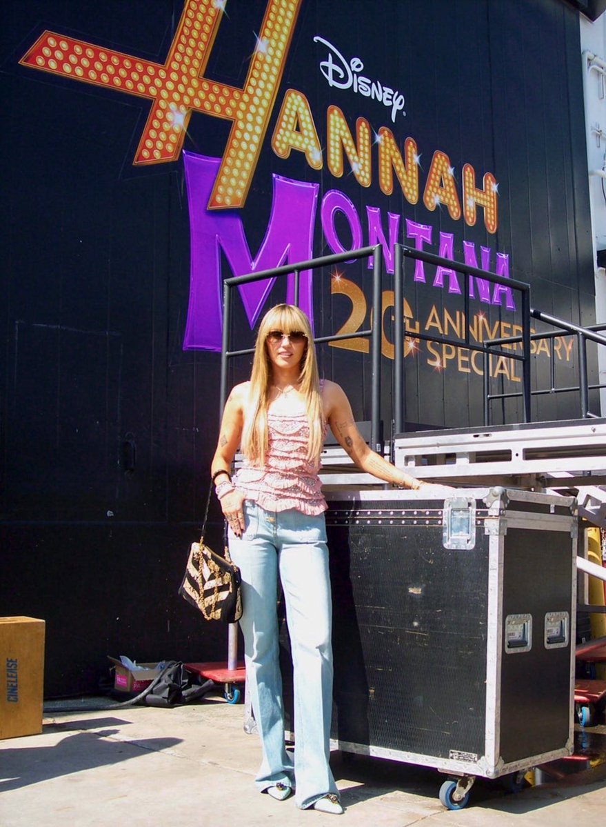 Miley Base tweet media