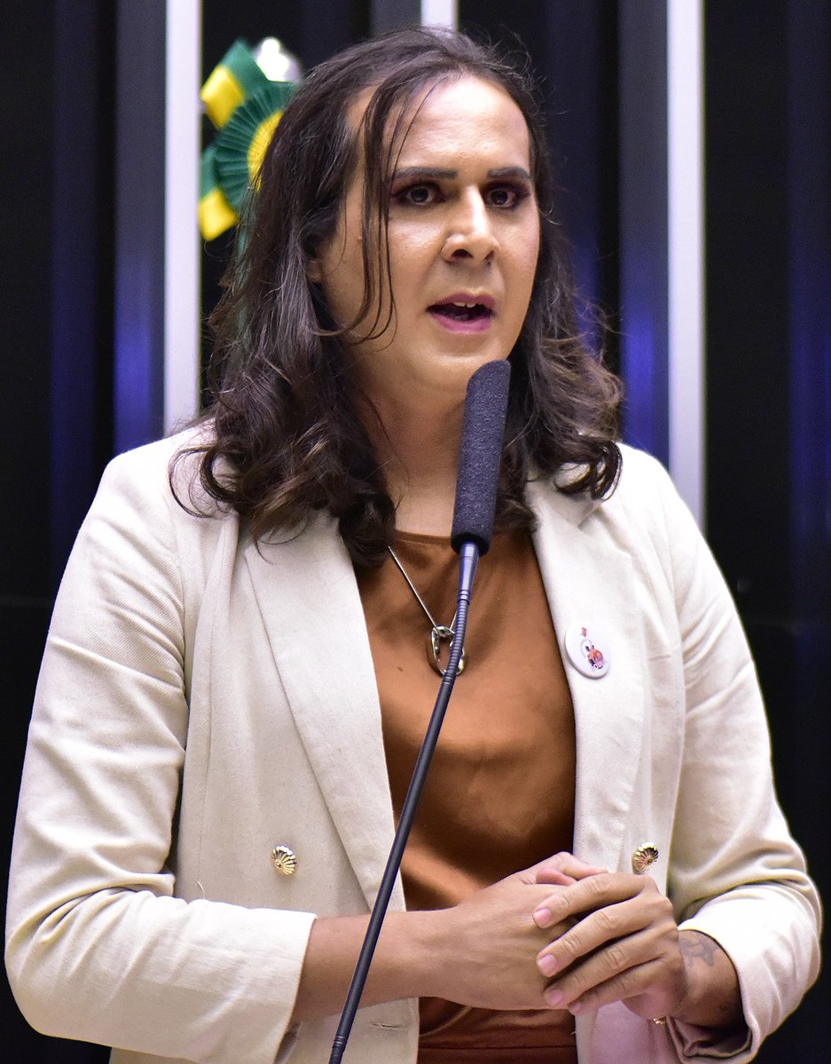 Hoje é dia de festa no PSOL! <a href="/DudaSalabert/">Duda Salabert</a> retorna ao nosso Partido, fazendo com que o PSOL  seja cada vez mais o centro de luta das LGBTIA+ e das ecossocialistas. Duda é muito generosa, aliada das pautas de HIV/aids e de pessoas intersexo, e estou muito feliz com o retorno!
