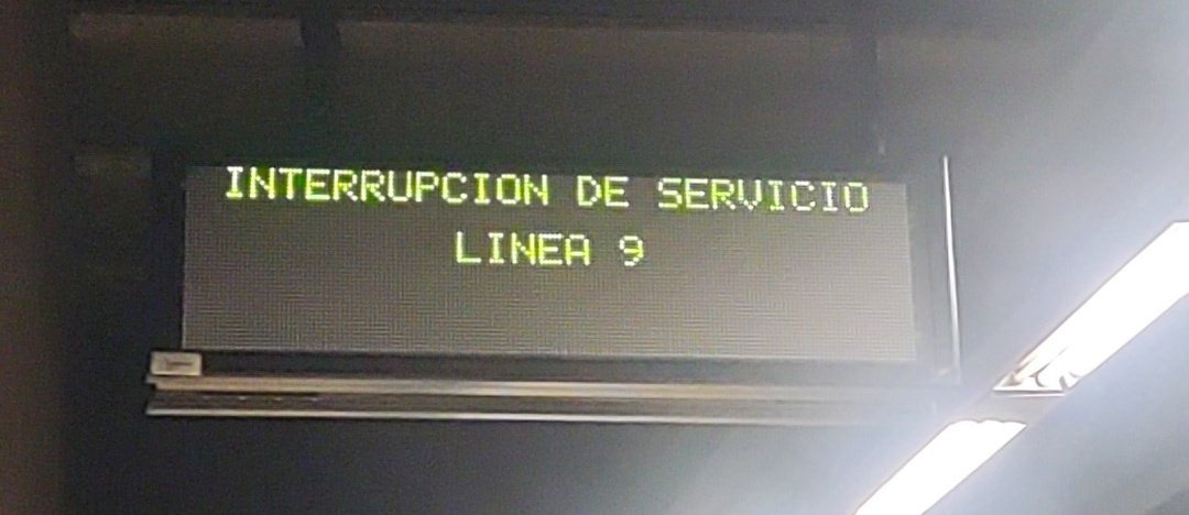 dontcrybrou's tweet photo. @metro_madrid porque en las pantallas informativas, cuando hay un aviso, desaparece completamente la información del tiempo restante???
15 minutos esperando un tren en la linea 2, sin la más mínima información que coño es ésto https://t.co/xTXLRTR4wN