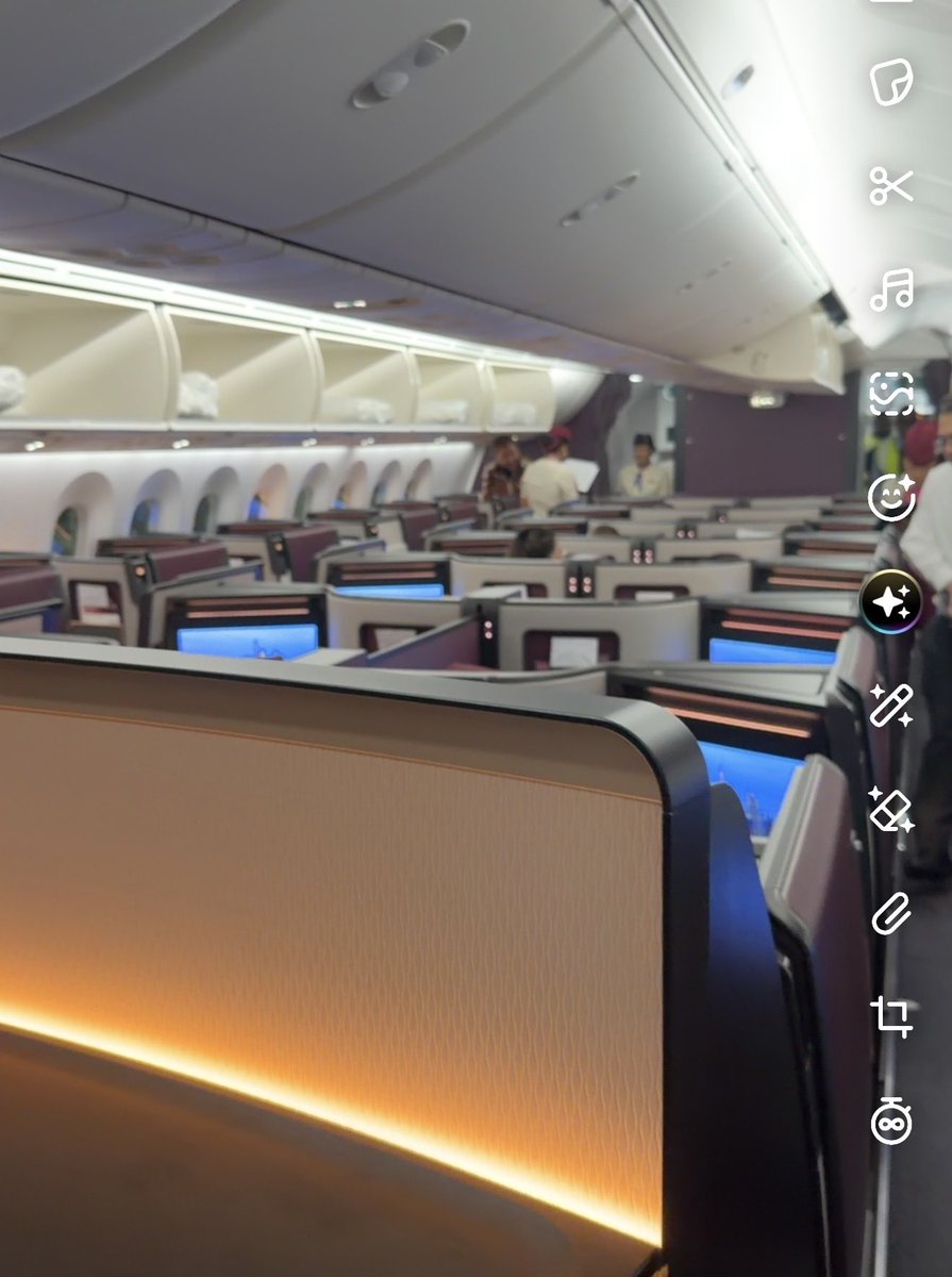 الى الإخوه المسؤولين في القطريه الموقرين حرام والله كراسي البزنس كلاس فاضيه والقطريه في امس الحاجه لكل ريال في هالظروف الصعبه والسبب المبالغه في أسعار البزنس وأسعارالابجريد مادام كراسي البزنس كلاس فاضيه لماذا لايكون سعر الابجريد معقولا وفي متناول الجميع وفقكم الله وسدد الله خطاكم