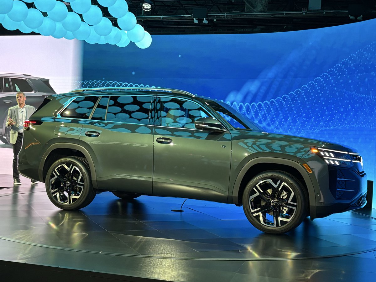 mark_phelan's tweet photo. The 2027 VW Atlas debuts at a private even before the New York auto show. In dealerships soon. https://t.co/qAy8MwP6Xn