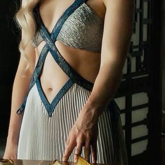 reignsuniverse_'s tweet photo. dress so ICONIC you can recognise her without even looking at her… https://t.co/t7CoDZAvsR
