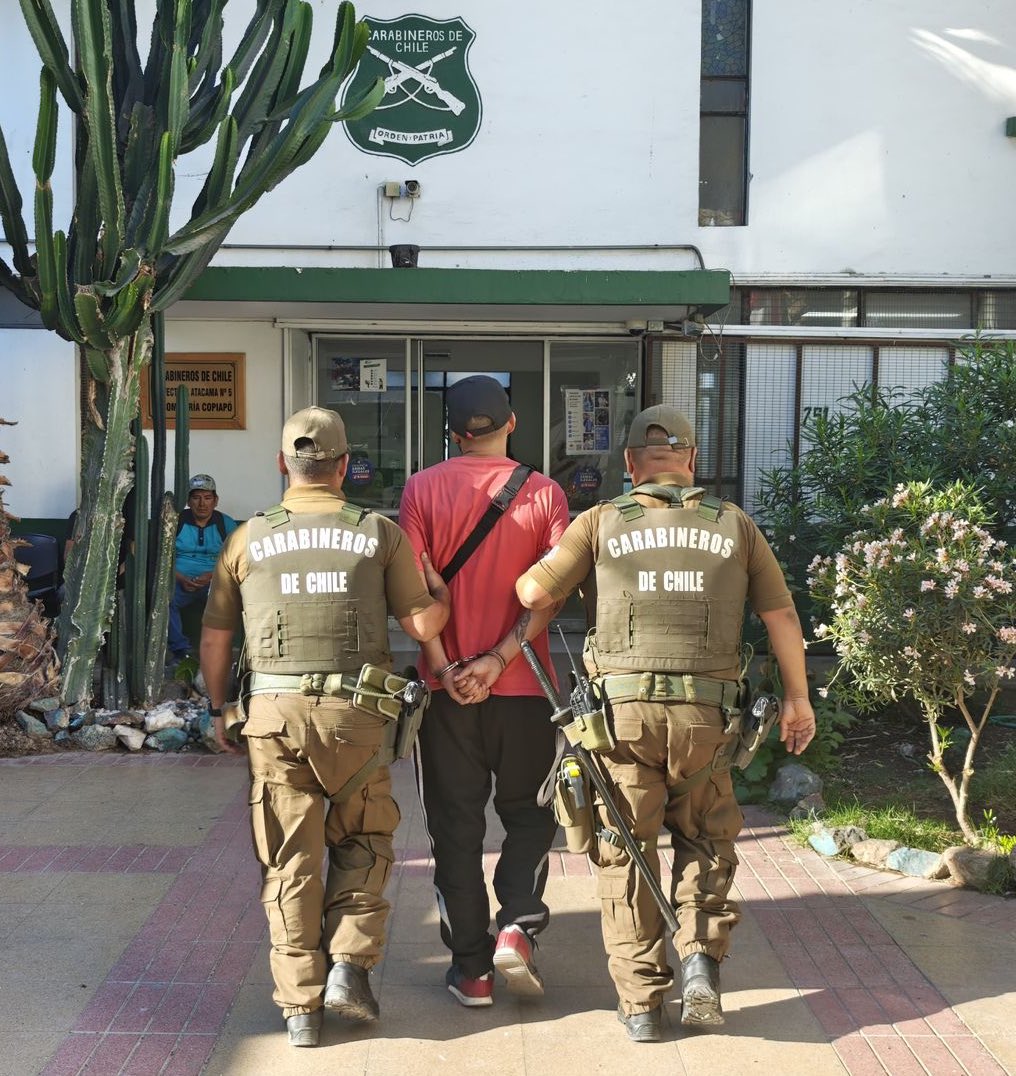 CarabIIIRegion's tweet photo. #Copiapó: El despliegue de personal de la 5ª Comisaría COP Atacama está dando excelentes resultados. En la tarde detuvo otras dos personas con órdenes de aprehensión vigentes. Esta vez dos 👨🏻 con reiteraciones por distintos delitos. Uno de ellos con amplio prontuario delictual. https://t.co/6aVOcMUJWe