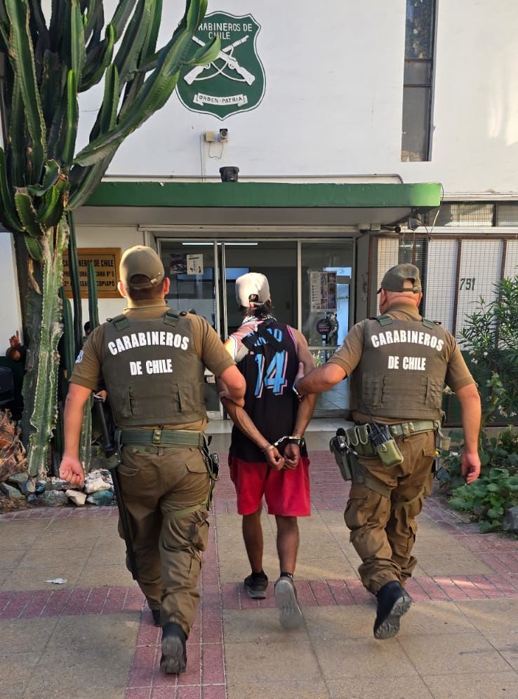 CarabIIIRegion's tweet photo. #Copiapó: El despliegue de personal de la 5ª Comisaría COP Atacama está dando excelentes resultados. En la tarde detuvo otras dos personas con órdenes de aprehensión vigentes. Esta vez dos 👨🏻 con reiteraciones por distintos delitos. Uno de ellos con amplio prontuario delictual. https://t.co/6aVOcMUJWe