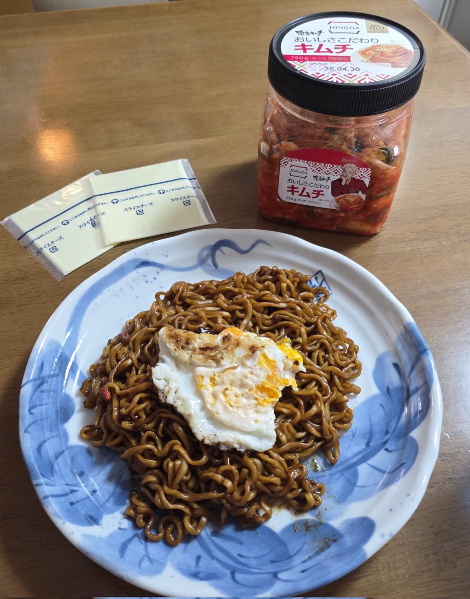 この前チャパゲディを食べた～😆💕
ベッキョンみたいにキムチと一緒に食べたら美味しかった❤️❤️
目玉焼きもっとうまく作りたかったのに、横着したら崩れた😂😂😂