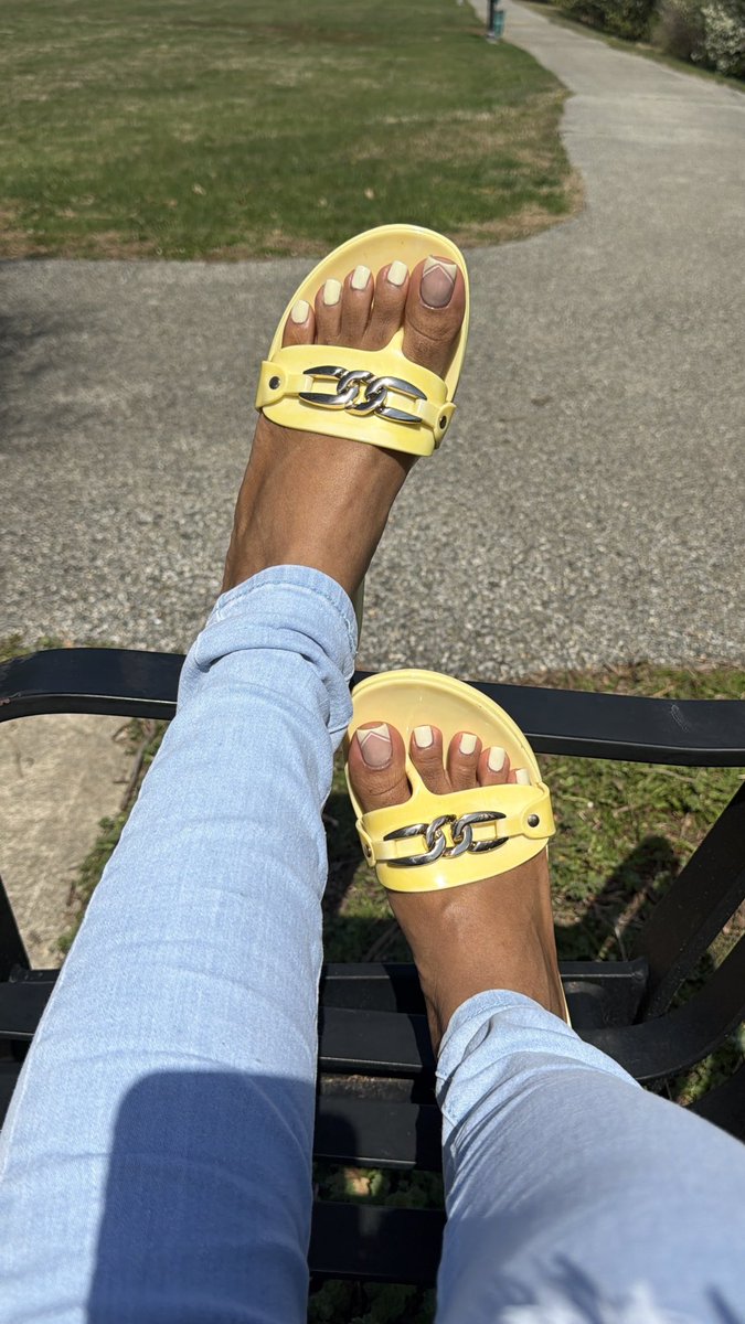 sun out, toes out… wallet too 💸☀️👣
#FootFetish #Findom #Paypig #FootWorship #SoftLife