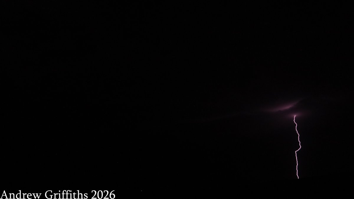 Central_IL_Wx's tweet image. 4 other photos of the lightning and shelf yesterday across Central Iowa near Grimes. #iawx #lightning #photo #shelfcloud