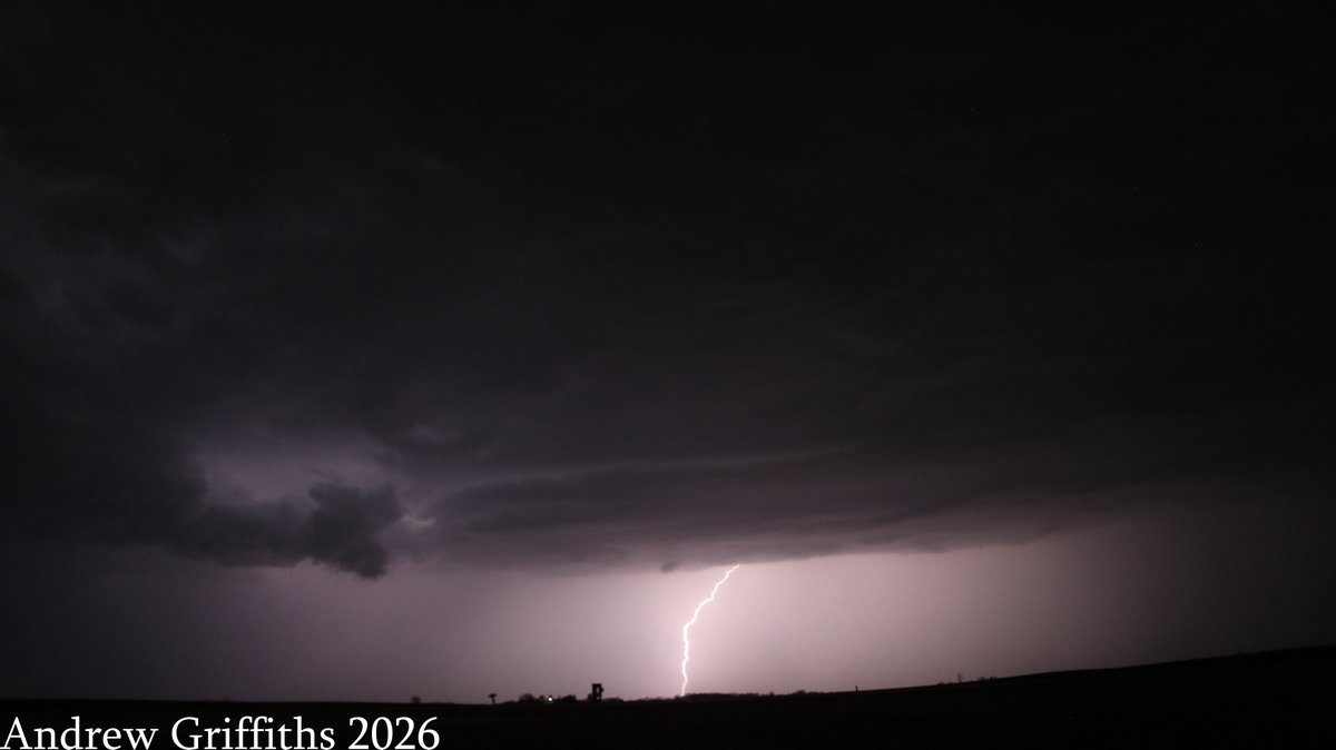 Central_IL_Wx's tweet image. 4 other photos of the lightning and shelf yesterday across Central Iowa near Grimes. #iawx #lightning #photo #shelfcloud