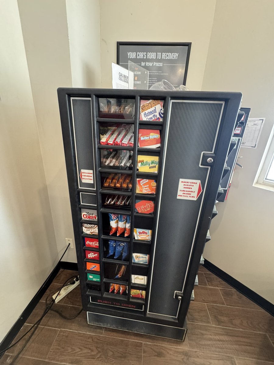 Moomin3371's tweet image. レトロなタイプの可愛い自販機

前面にはスナックが、冷蔵庫のように扉を開けると後ろには缶ドリンク🥫が入ってます

カードは使えず1ドル札💵と小銭のみ

#アメリカ生活
#VendingMachine