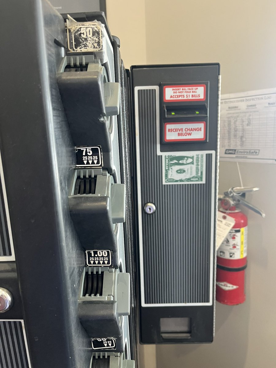 Moomin3371's tweet image. レトロなタイプの可愛い自販機

前面にはスナックが、冷蔵庫のように扉を開けると後ろには缶ドリンク🥫が入ってます

カードは使えず1ドル札💵と小銭のみ

#アメリカ生活
#VendingMachine