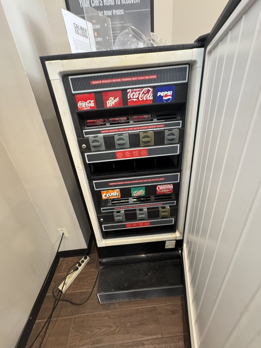 Moomin3371's tweet image. レトロなタイプの可愛い自販機

前面にはスナックが、冷蔵庫のように扉を開けると後ろには缶ドリンク🥫が入ってます

カードは使えず1ドル札💵と小銭のみ

#アメリカ生活
#VendingMachine