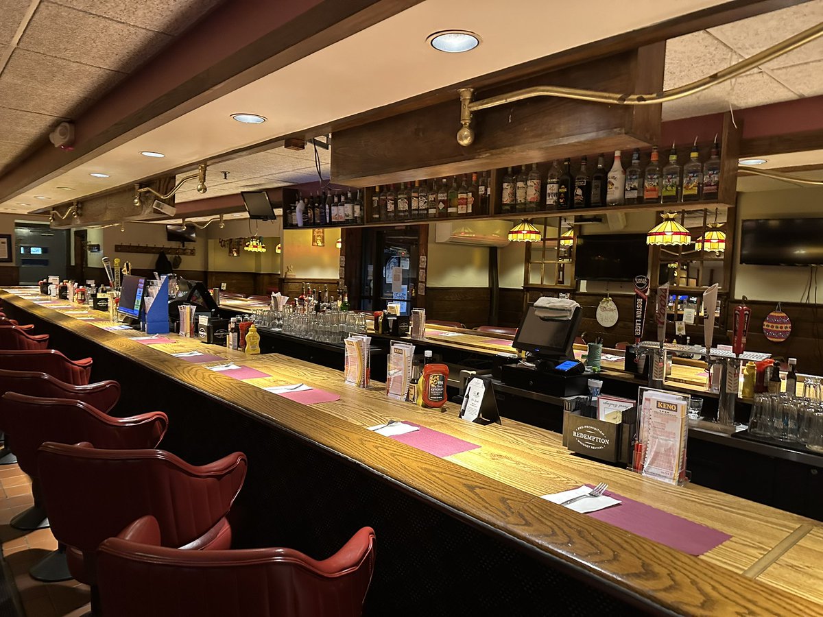 MrHomeGuy's tweet photo. Dedham - Commercial TV install at our favorite restaurant - Midway. Ready for. @DedhamPatch friends  . Book our TV install at https://t.co/Z1CjJb7L5b https://t.co/x9SUGSalQH
