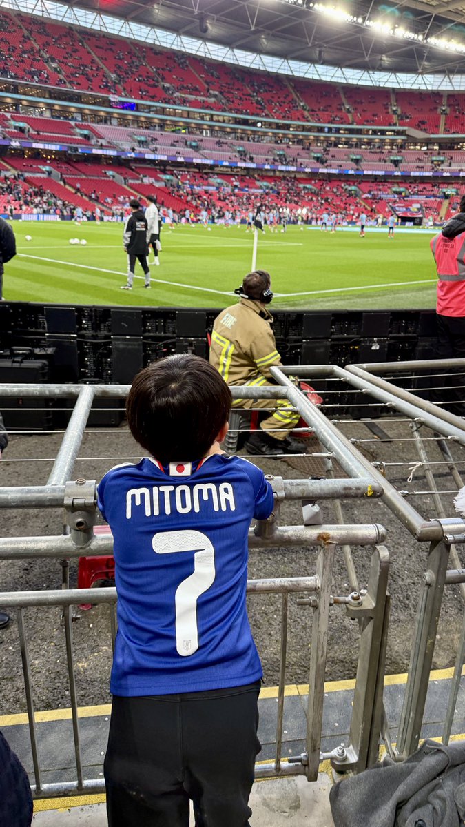 hammerryo0812's tweet photo. Wembley Stadium
日本代表vsイングランド代表

体験しないと臨場感のある夢は膨らまないから、サッカー大好きな息子を連れて行っているけど、親父が刺激だらけ。

9万人即チケット完売。
こんな規模のイベント、やってみたい。 https://t.co/Fmnwc7DOKG