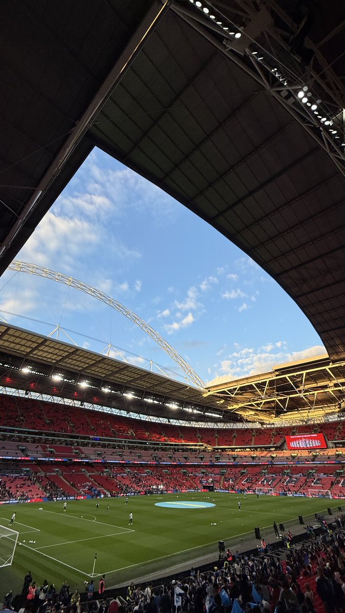 hammerryo0812's tweet photo. Wembley Stadium
日本代表vsイングランド代表

体験しないと臨場感のある夢は膨らまないから、サッカー大好きな息子を連れて行っているけど、親父が刺激だらけ。

9万人即チケット完売。
こんな規模のイベント、やってみたい。 https://t.co/Fmnwc7DOKG
