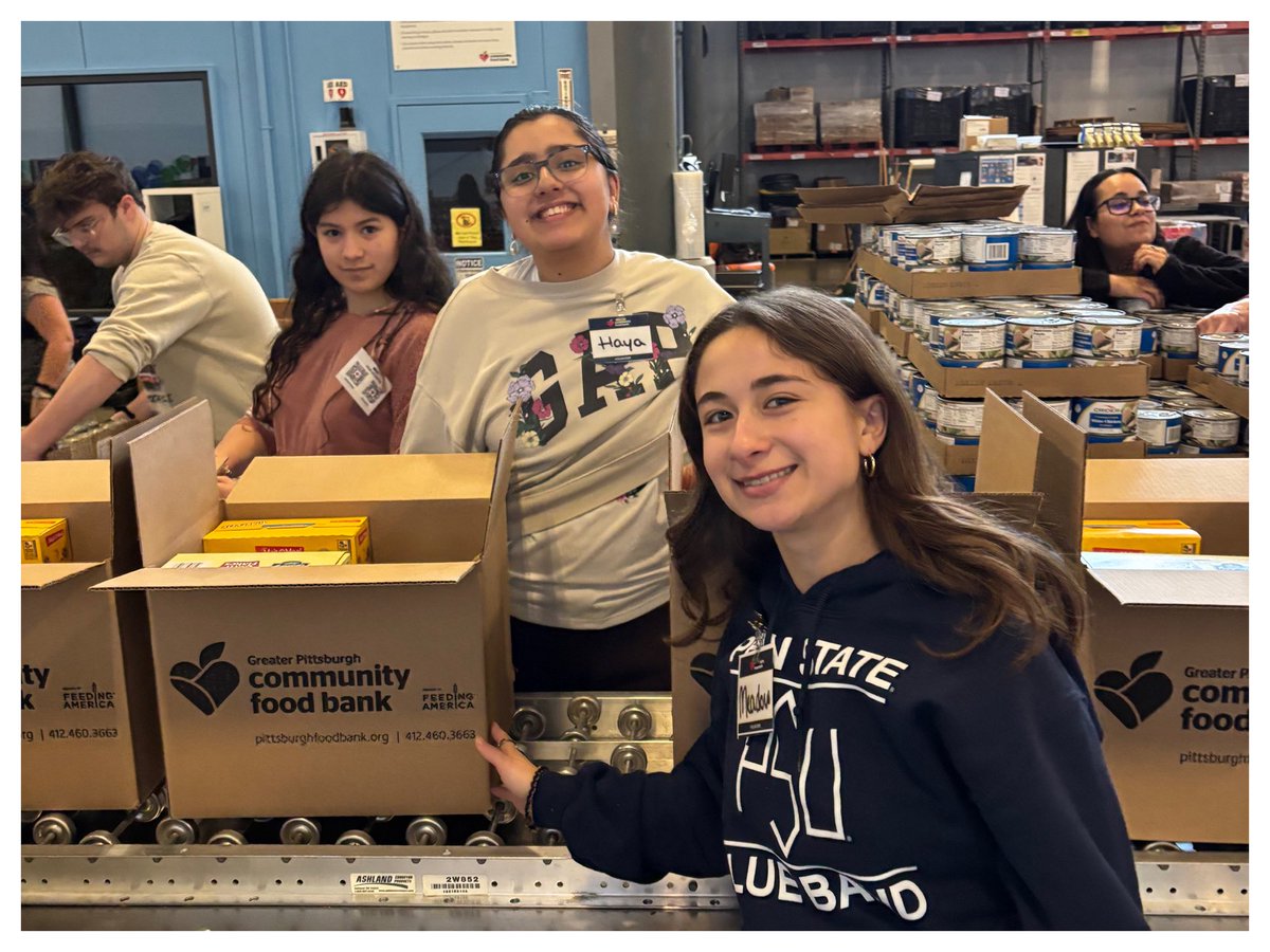 carrie_woodard_'s tweet photo. Today the MHS Interact Club donated their time and talents to give back to our community. Together they packed 917 boxes of approximately 5,000 pounds of food that will be delivered directly to our senior neighbors! #InteractClub #servicelearning @hilltopspartan @DR_CHRIS_STONE https://t.co/yC9o6QRnuY