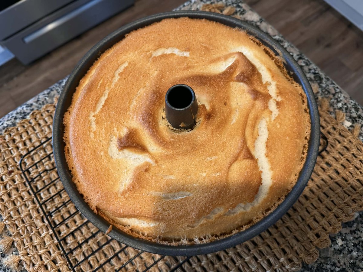 First angel food cake = SUCCESS ☁️🍰
Light, fluffy, and perfectly imperfect—why did I wait so long?! Recipe in link facebook.com/PinchofSaltnTh… 
#PinchOfSaltAndThyme #PoSaltnthyme #AngelFoodCake #HomeBaker #PerfectlyImperfect #BakingWin