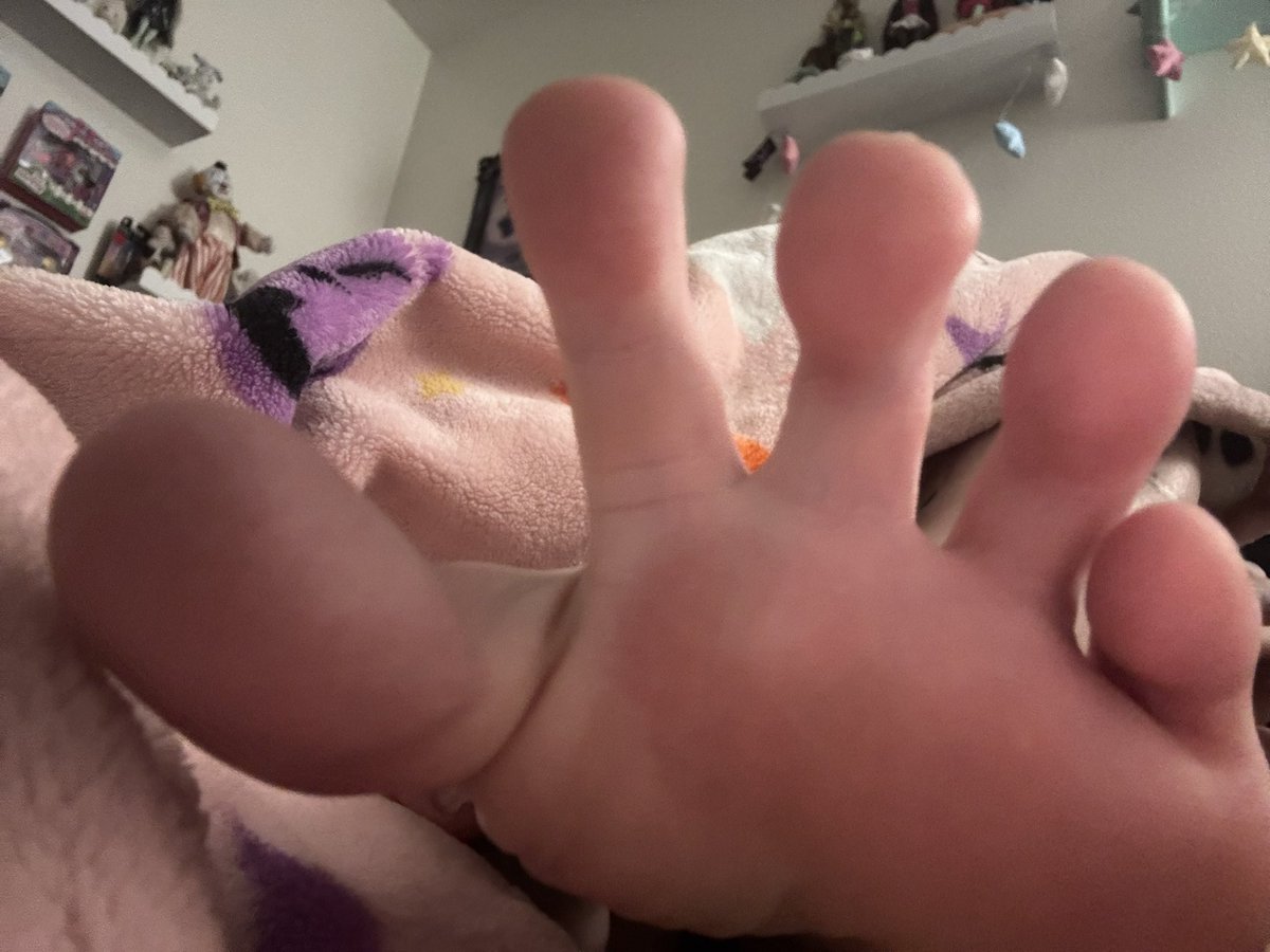 chrmydoll's tweet photo. feet customs :3 dm me freaks https://t.co/wV84aFaUsO