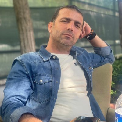 metinyoksu's tweet photo. Yerel seçimin yıl dönümünde herkes birbirine teşekkür etti; yitip gidenlere, bedel ödeyenlere…

Seçim dönemleri malum; biz gazeteciler koşturur dururuz. O telaşın, o yoğunluğun içinde bazı yüzler, bazı sesler kalır akılda. Ve bazı kayıplar vardır ki, zaman geçse de eksikliği hiç dinmez.

Benim için o isimlerden ikisi, Mustafa Mesut Tekik ve Mehmet Gidici… İkisini de yakın zamanda kaybettik. Biri bir dost, bir abi; diğeri emeğiyle, sessiz ama derin iz bırakan bir yol emekçi...

Aslında her şehirde onlar gibi yüzlerce, binlerce emekçi var. Kimi bulunduğu konum gereği görünür olur, kimi ise hiç görünmeden büyük bir yükü omuzlar. Ama hepsinin ortak yanı şudur: Kişisel ikballeri için değil, bu halkın yararı için koşarlar, yorulurlar, emek verirler.

Sadece hatırlamak değil; onların bıraktığı izleri, taşıdığı yükü ve verdikleri emeği de anmak gerekiyor.

Ruhları şad olsun…
Adı bilinen, bilinmeyen; sayılan, sayılamayan tüm emekçilere özlemle.