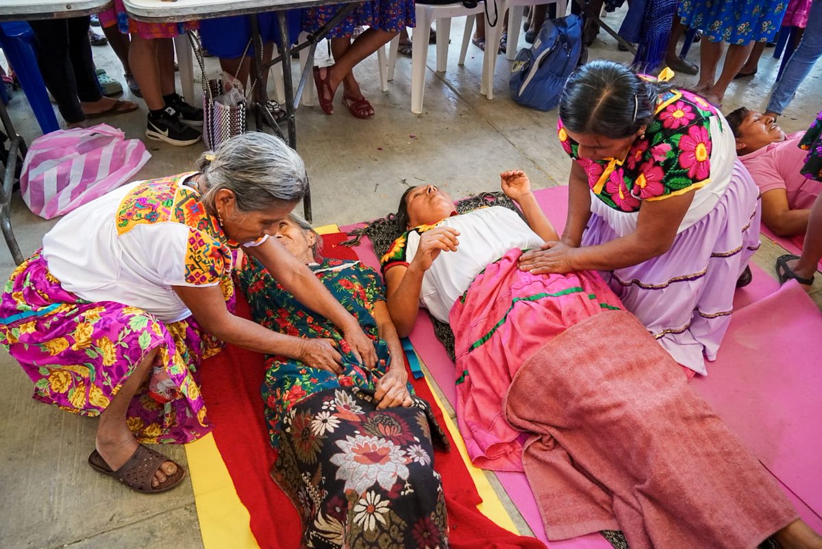 El gobierno de <a href="/juliomenchaca_/">Julio Menchaca</a> impulsa el programa “Guardianas de Vida” para fortalecer la medicina tradicional en la Huasteca, acercando apoyos a parteras y médicos tradicionales.
A través de la <a href="/cedspi/">cedspi</a>, se brindó acompañamiento para facilitar su registro y reconocer su labor.