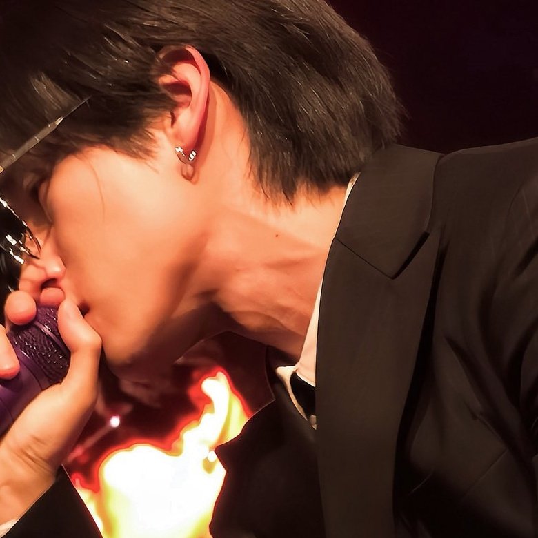 EXCUSE ME ????? HIS NECK ?!?!!??!??