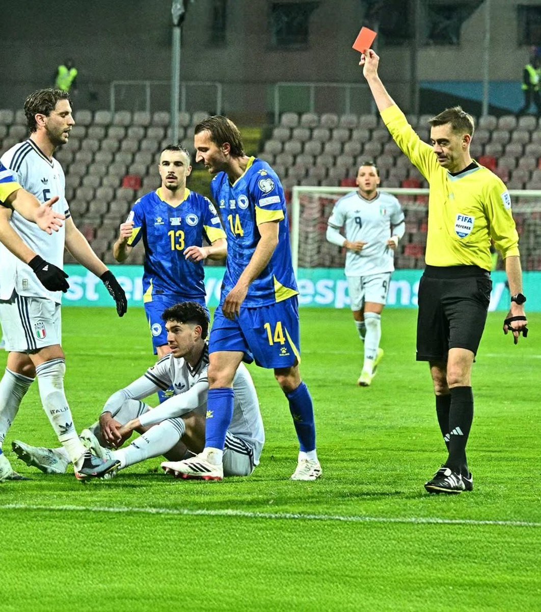 bin_shaar9's tweet photo. أعهد عهدك واجمع شملك واحزم حقائبك ، فالمافيا الأيطاليه لن ترحمك يا #باستوني!
هناك في قلعة الكتلان تجد ضالتك و تأمن على حياتك
حتى ادارة ناديك تعلم ان قيمتك السوقيه طار منها ع الأقل عشره ملايين بسبب لقطة اليوم
الأنتقال الى #برشلونه لم يعد خيار بل صار ضروره لك يا باستوني https://t.co/piUH9KIADG