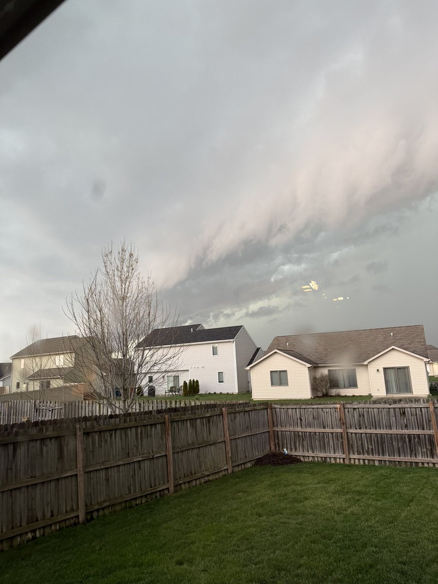 LGonya97's tweet photo. @bam_weather Had quite the shelf cloud on it as it came into the west side of Allen County https://t.co/VLPiUqUK6z