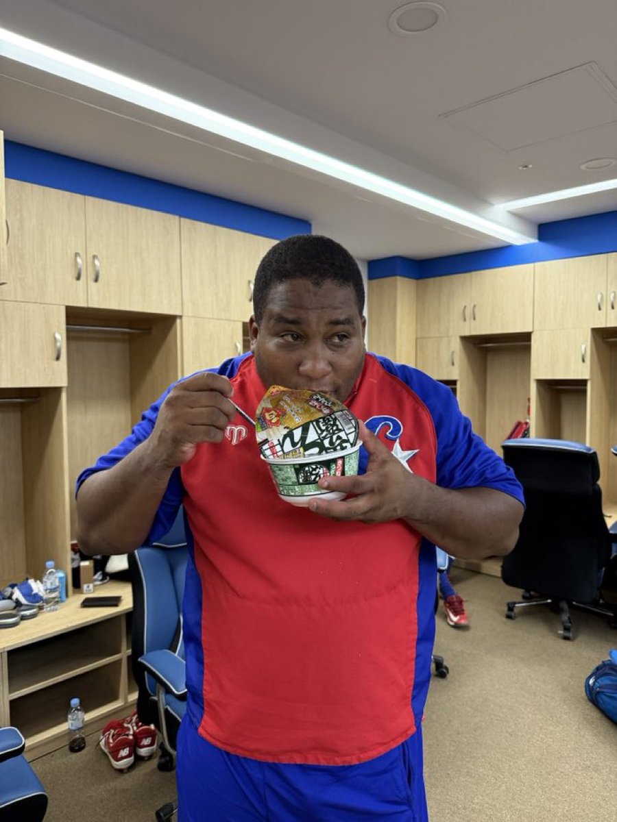 yuhkiohboshi's tweet photo. キューバの英雄デスパイネ、日本の大手食品メーカーとのコラボが電撃実現か🍜🔥

発端は試合前のロッカールーム。自身のかばんから取り出した“ある商品”をその場で食べる姿が話題に——。

その一幕が関係者の目に留まり、メーカー側が接触。「あの一打のインパクトを“食”で再現したい」とプロジェクトが進行しているようだ。

※4月1日