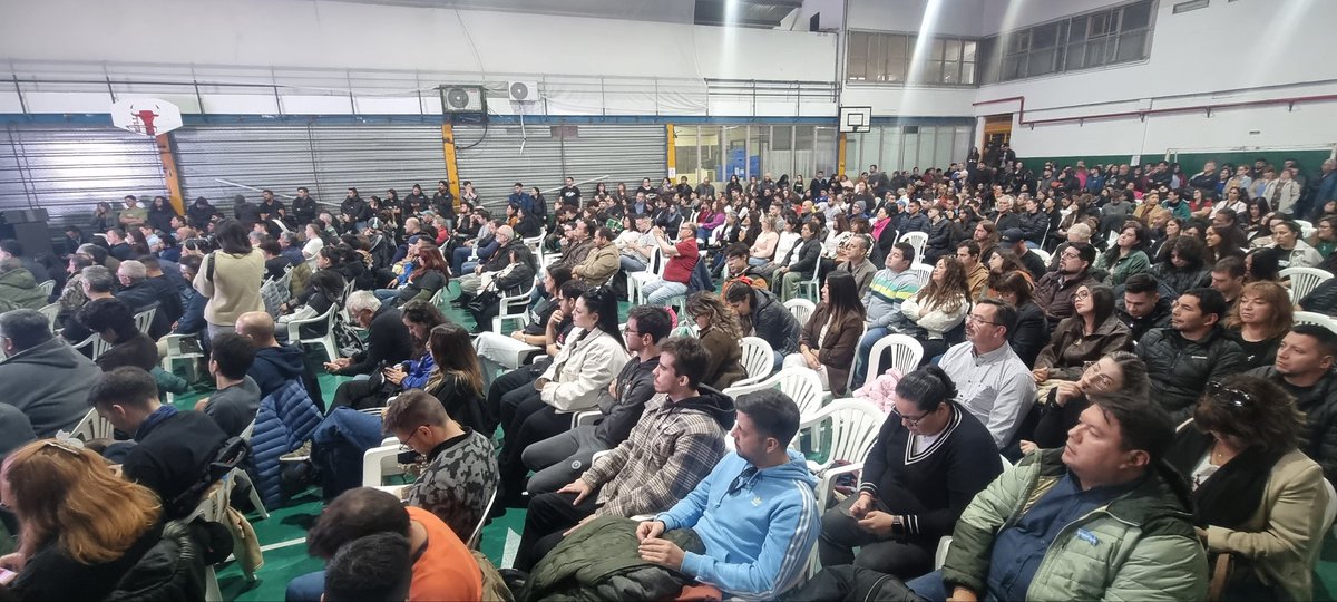 LLENO TOTAL: cientos de personas de todo el país colman el microestadio de la UTN en Río Grande, Tierra del Fuego, en vísperas de la VIGILIA POR MALVINAS, en el 1er Foro por la Soberanía 🇦🇷
Muchos preguntan por 'Cabaret Voltaire', por 'El Régimen'.
Algo se está moviendo...