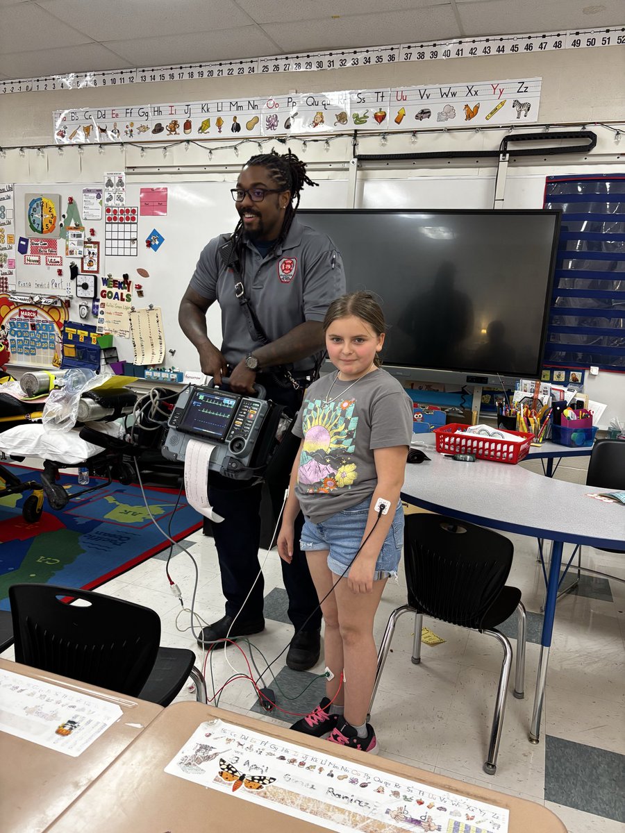 MissHuntHPSD's tweet photo. 3rd grade enjoyed career day today! Some of our favorites included a CMNA, EMTs, a service dog trainer, and a construction worker! 👩🏼‍⚕️🚑🦮👷🏼 One message they all shared was to never stop learning! 💡 #HPSDawesome @HanStElem https://t.co/F1VMKYyBbb