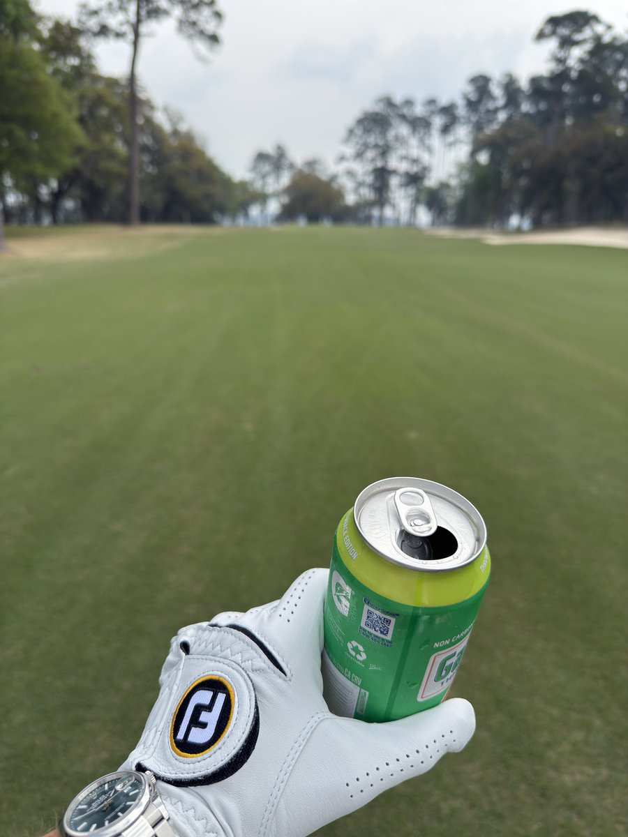 BobbiePortland's tweet photo. Bobbie can’t putt https://t.co/gWaN3JmiwY