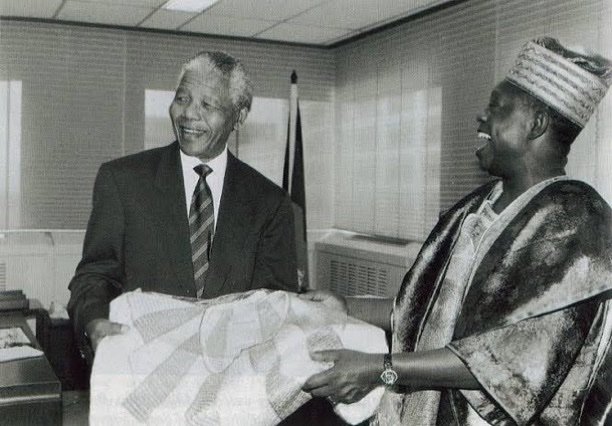 Nigeriancoment's tweet photo. Nelson Mandela of South Africa 🇿🇦 was hidden in Nigeria from the apartheid Govt for 6 months by former Nigerian Minister, Mbazulike Amaechi in 1963.

South Africans former President Thabo Mbeki lived in Nigeria from 1977-84.

🇳🇬 Jaja Wachuku saved Mandela from the death penalty in 1963/1964.

We remember incase you guys have forgotten 💔