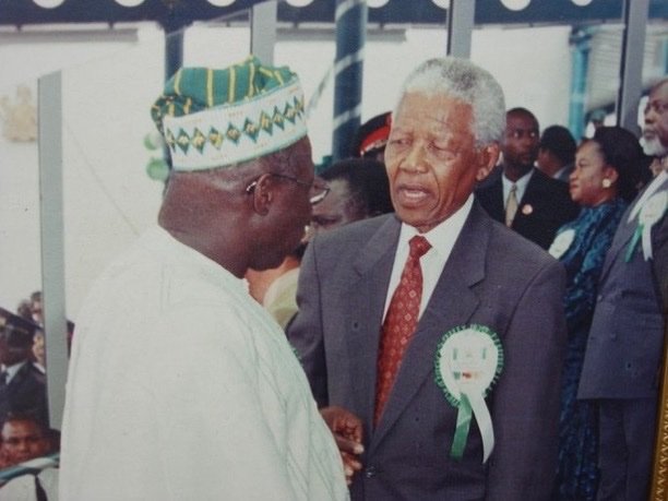 Nigeriancoment's tweet photo. Nelson Mandela of South Africa 🇿🇦 was hidden in Nigeria from the apartheid Govt for 6 months by former Nigerian Minister, Mbazulike Amaechi in 1963.

South Africans former President Thabo Mbeki lived in Nigeria from 1977-84.

🇳🇬 Jaja Wachuku saved Mandela from the death penalty in 1963/1964.

We remember incase you guys have forgotten 💔