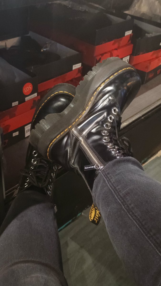 👣😈Mistress Twyla😈👣 tweet media