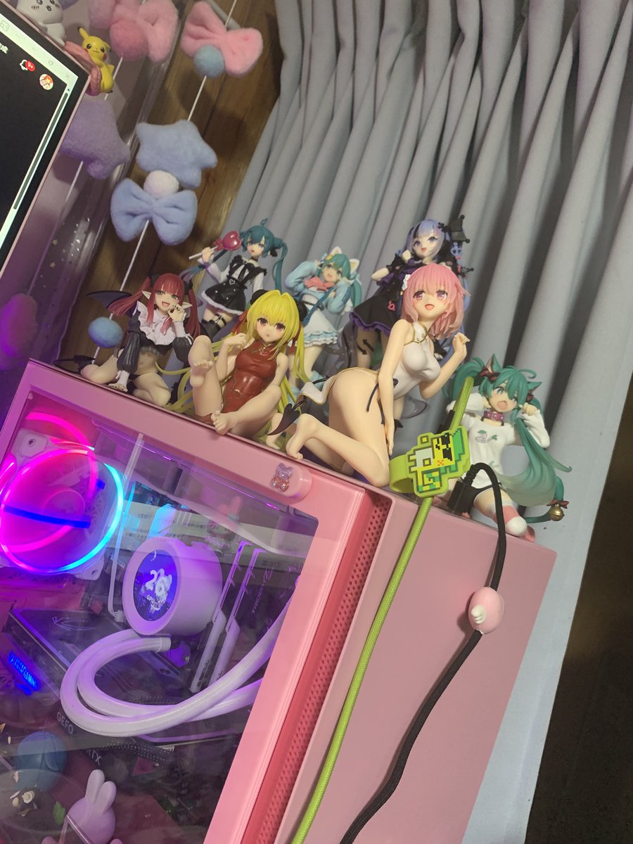 ここのPCの上のゾーン、どうにか新しいフィギュア置きたいけれど、どの子もお気に入りなんだよなぁ...🤔クロミちゃんコラボのは値が上がってると聞いたから、しまっておくか？