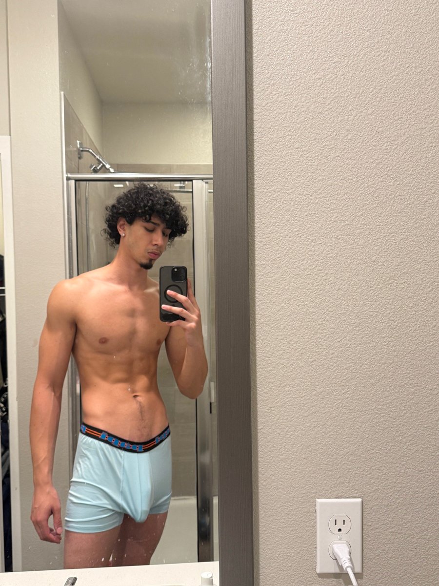 3lijahrivera's tweet photo. caught this one walking out fr https://t.co/t7scixx75m
