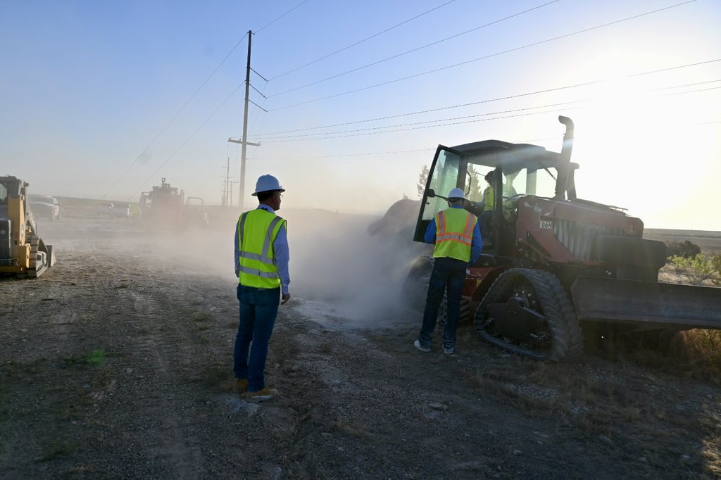 BrendanCarrFCC's tweet photo. Always enjoy spending time on the road with America’s broadband builders.

These construction crews are doing great work! https://t.co/jHfJXSoogI