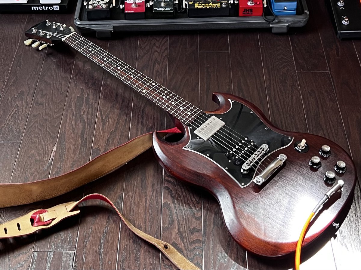 miradasurfs's tweet image. Didn’t realize my faded SG finish could be shiny ✨ 
She’s so sexy🤘 
#guitars