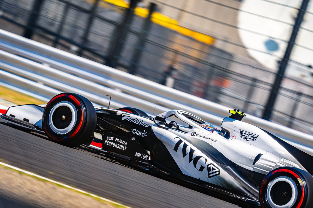 _Yuichi_Ito_'s tweet image. モノクロのカラーリングで初参戦のキャディラック
シックな感じがキャディラック感

左右でカラーが違うのはBARのラッキーストライクと555カラーの時以来かな？

#F1jp
#JapaneseGP
#Cadillac
#Suzuka
#Formula1