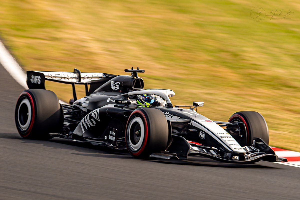 _Yuichi_Ito_'s tweet image. モノクロのカラーリングで初参戦のキャディラック
シックな感じがキャディラック感

左右でカラーが違うのはBARのラッキーストライクと555カラーの時以来かな？

#F1jp
#JapaneseGP
#Cadillac
#Suzuka
#Formula1