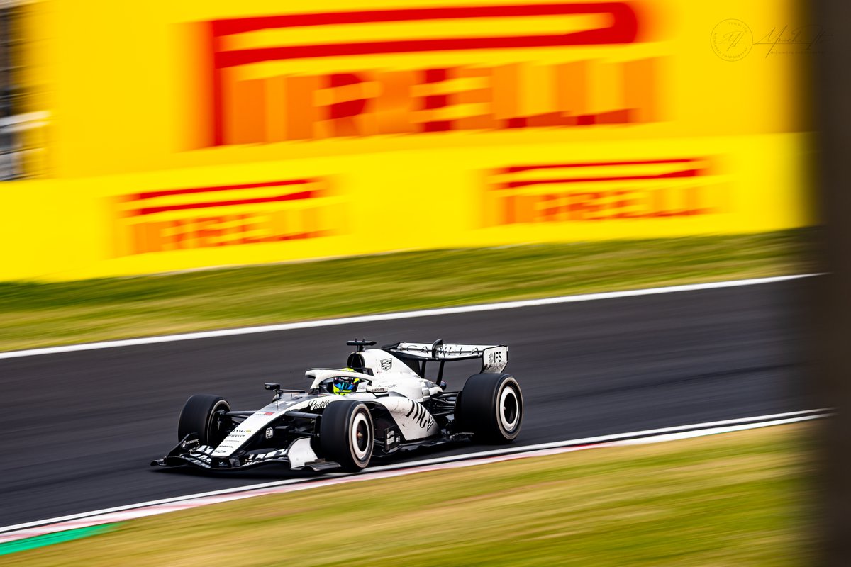 _Yuichi_Ito_'s tweet image. モノクロのカラーリングで初参戦のキャディラック
シックな感じがキャディラック感

左右でカラーが違うのはBARのラッキーストライクと555カラーの時以来かな？

#F1jp
#JapaneseGP
#Cadillac
#Suzuka
#Formula1