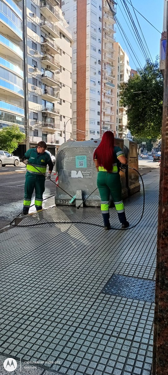 mamitamumu's tweet photo. Cuando salgo a la noche pasa el camión de #Cliba
JUNTAN TODO!!!
Y además durante el día lavan los contenedores https://t.co/ZgLGSMimBy