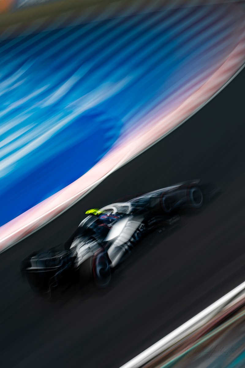 _Yuichi_Ito_'s tweet image. モノクロのカラーリングで初参戦のキャディラック
シックな感じがキャディラック感

左右でカラーが違うのはBARのラッキーストライクと555カラーの時以来かな？

#F1jp
#JapaneseGP
#Cadillac
#Suzuka
#Formula1