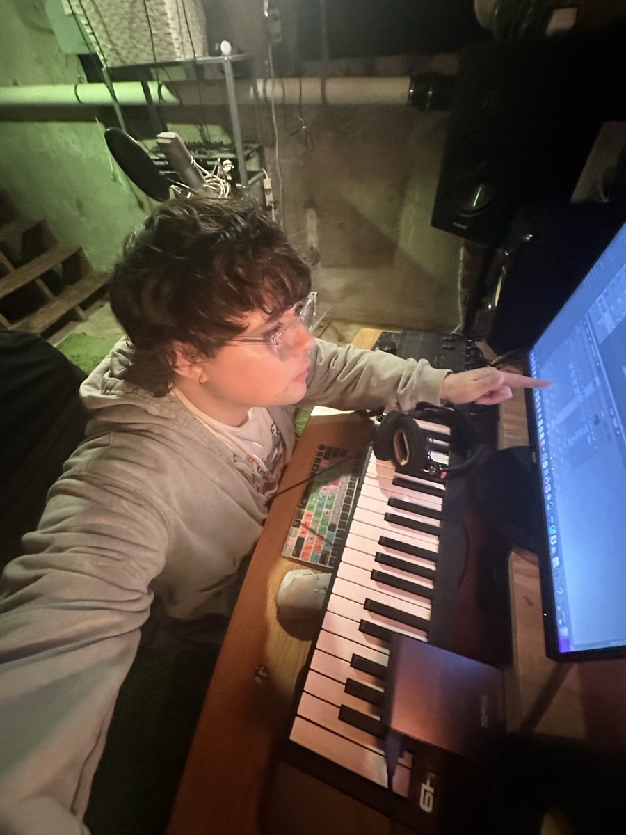 samnazz's tweet image. Making a #hit song. 🎶 #music