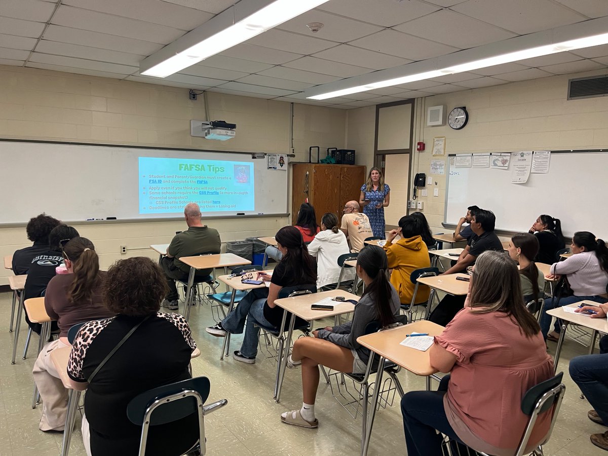 BTHSDragons's tweet image. Dragon Destinations happening now 🐉
These Juniors are getting tips on college essays and learning the four-year application process—getting a strong head start on what’s next. #OnceADragonAlwaysADragon