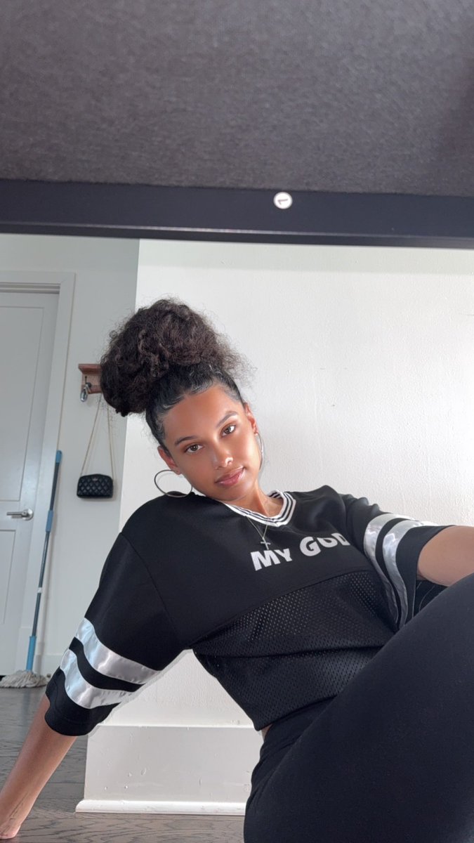 TheAmberDenisee's tweet photo. Play time is over. Now it's time to win. 😉 https://t.co/ylWMhWU1dH