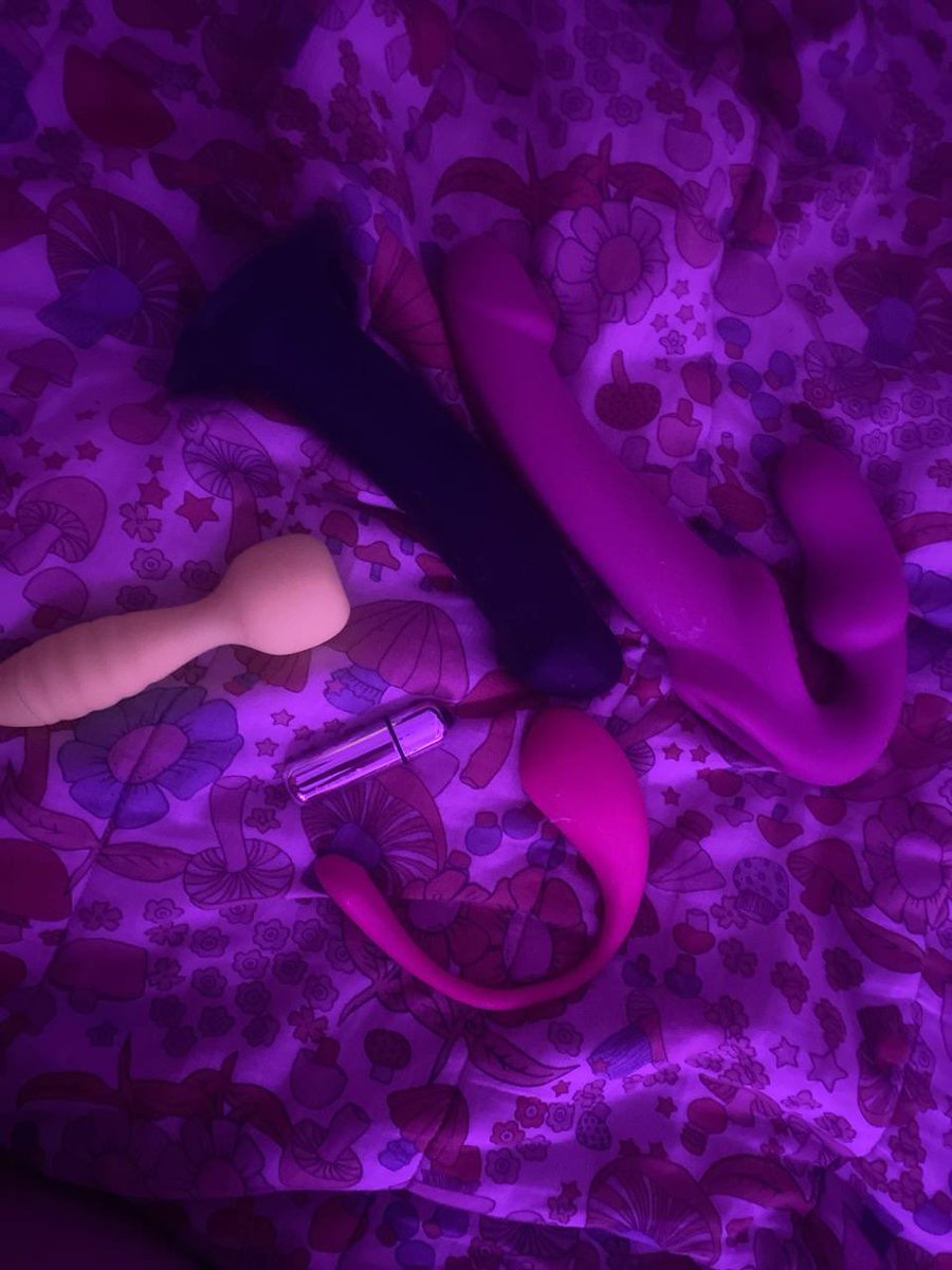 loverofthingsss's tweet photo. Setting up for tonight 👀 #nsfw #wlw https://t.co/NUHrhKF7sj