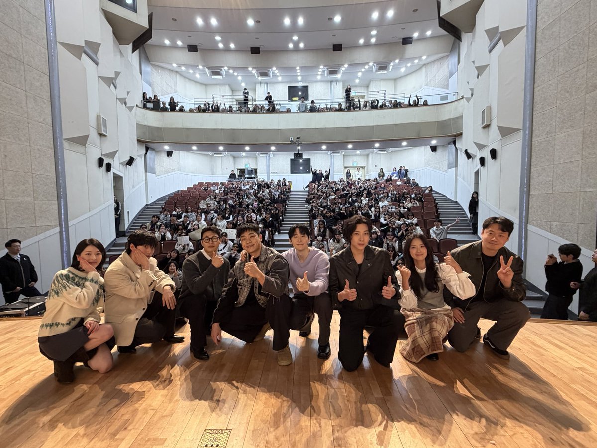 daahbase's tweet photo. Jang Daah and the cast of ‘Salmokji’ at the surprise screening at Sunil Girls’ High School. https://t.co/rdiuvpx8W3