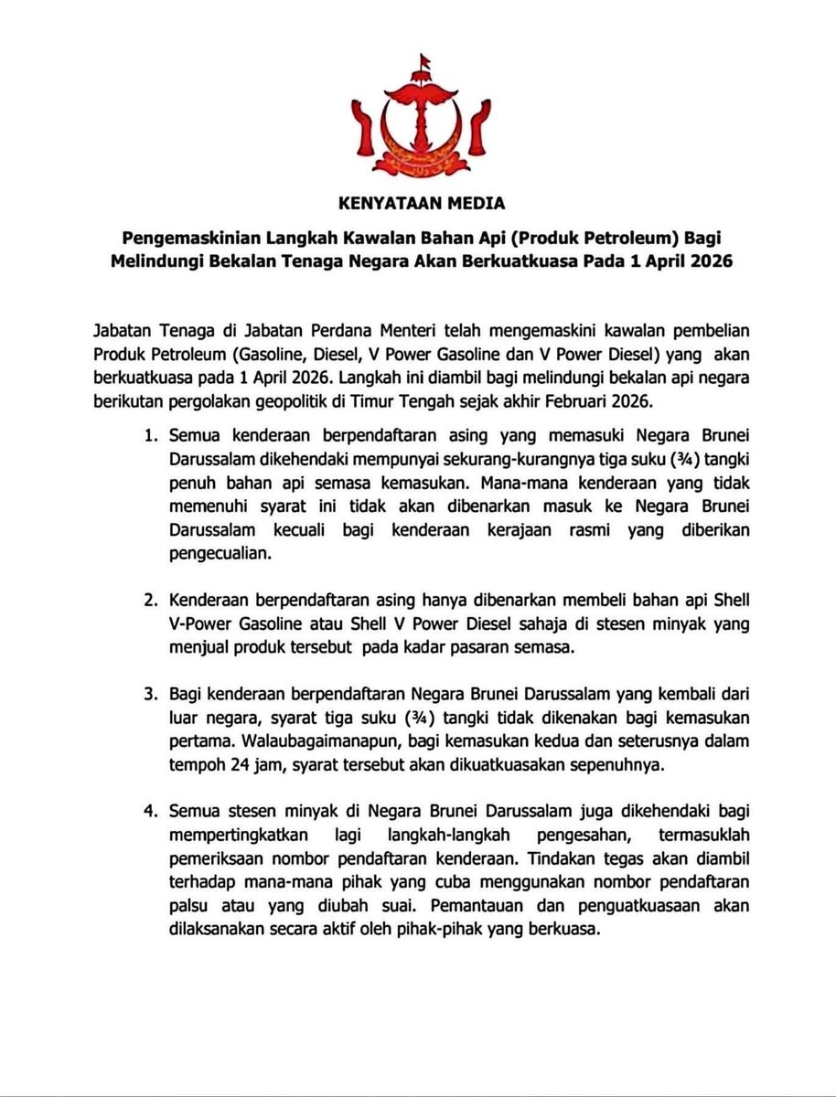 TheRedz_'s tweet photo. Simple je nak faham krisis minyak dunia ni... negara kaya minyak, Brunei pun dah lock ketirisan minyak bersubsidi.. starting 1 April subsidi utk org Brunei je..⛽🇧🇳

• Kereta Malaysia nak masuk? Minyak mesti ada 3/4 full 🚗
• Nak isi minyak gak? Hanya V-Power (harga premium, mahal!) 💸
• Kereta Brunei yg ulang-alik border? Pun kena 3/4 rule 🕒

So takde dah cerita masuk dari Limbang isi minyak murah—subsidi strictly utk orang Brunei je..🔒