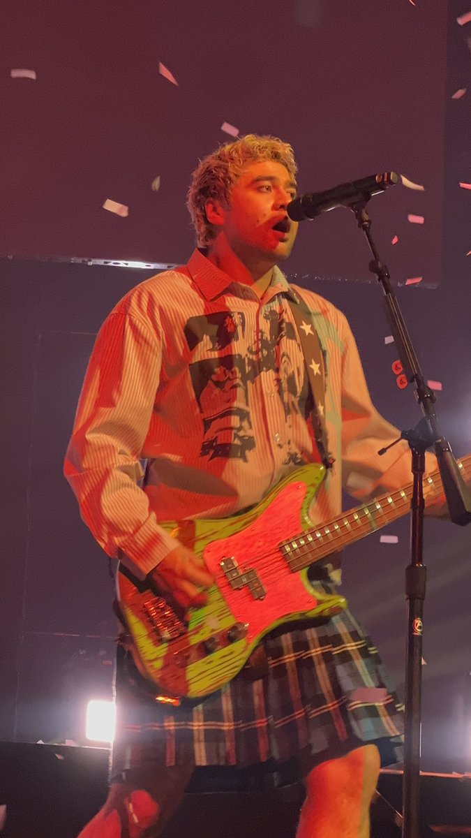 on tour ★🪩 tweet media